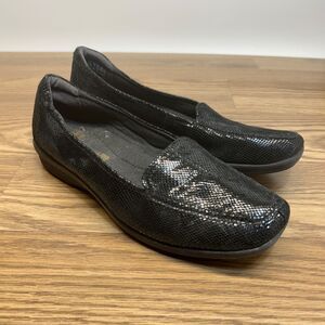 Womens 7 M CLARKS Black Shiny Patterned Leather flat shoe Comfort